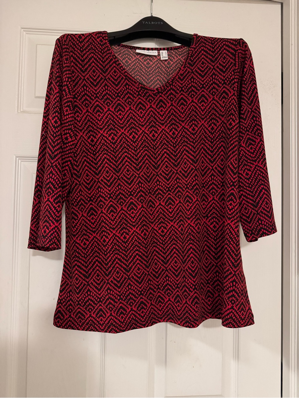 Susan Graver Red and Navy Geometric “Liquid Knit” V-Neck 3/4 Sleeve Top